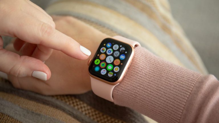ساعة اليد Apple Whatch سوف تأتي بميزة مراقبة الضغط والكحول والجلكوز في الدم