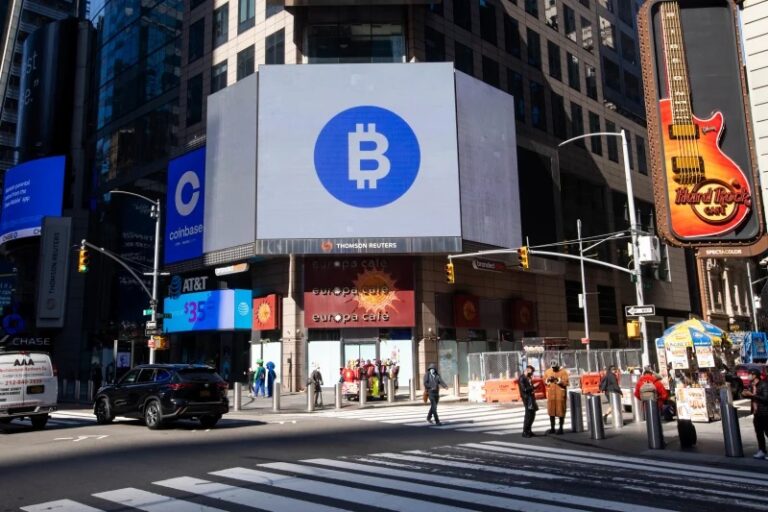تتساءل وول ستريت عما إذا كان بإمكان البيتكوين أن يحل محل الدولار