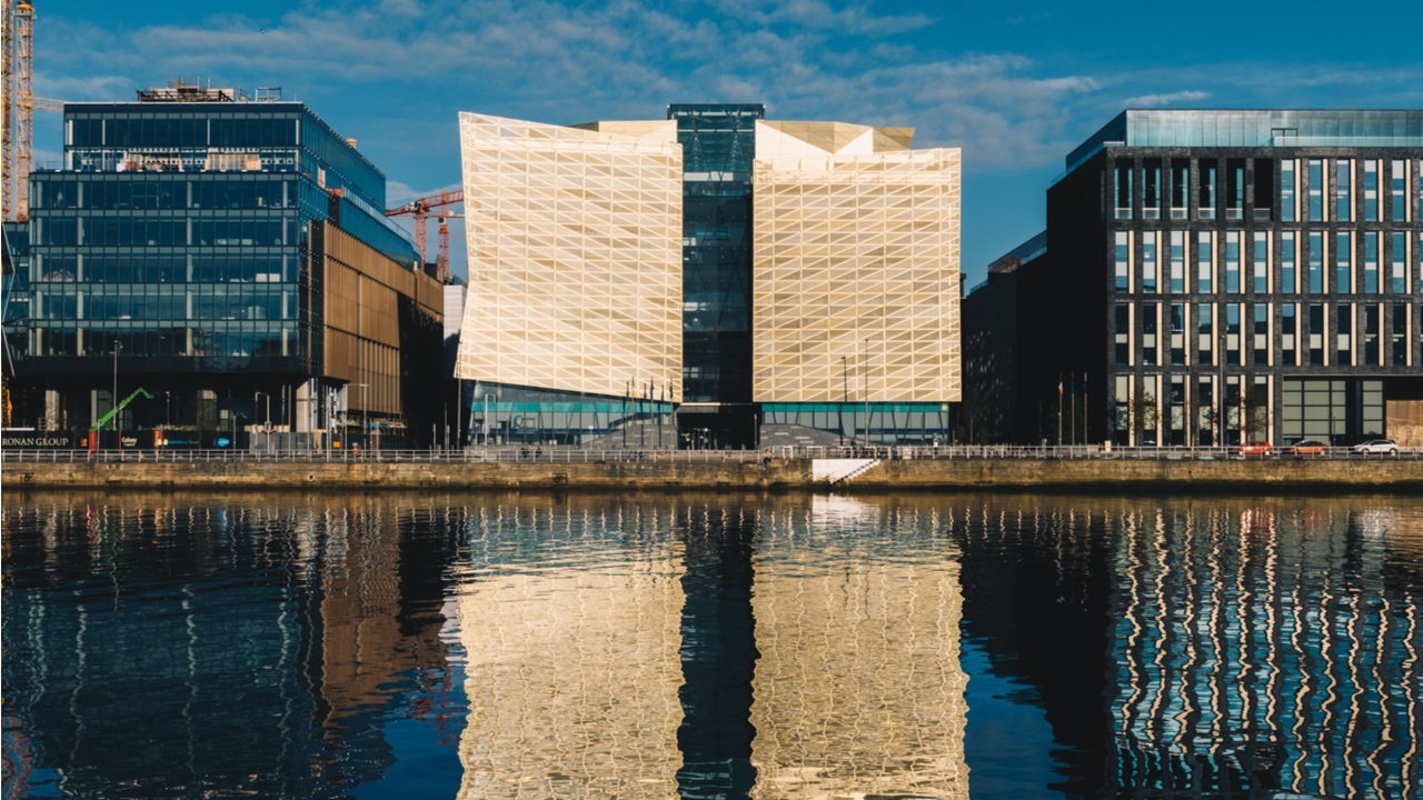 محافظ البنك المركزي الأيرلندي يشيد بالتكنولوجيا "الآمنة واللامركزية"