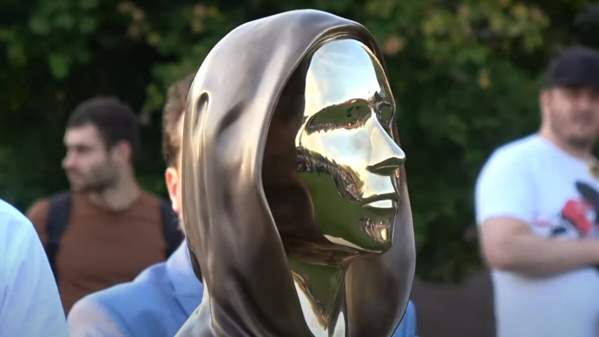 كشف النقاب عن تمثال مبتكر البيتكوين ساتوشي ناكاموتو في المجر