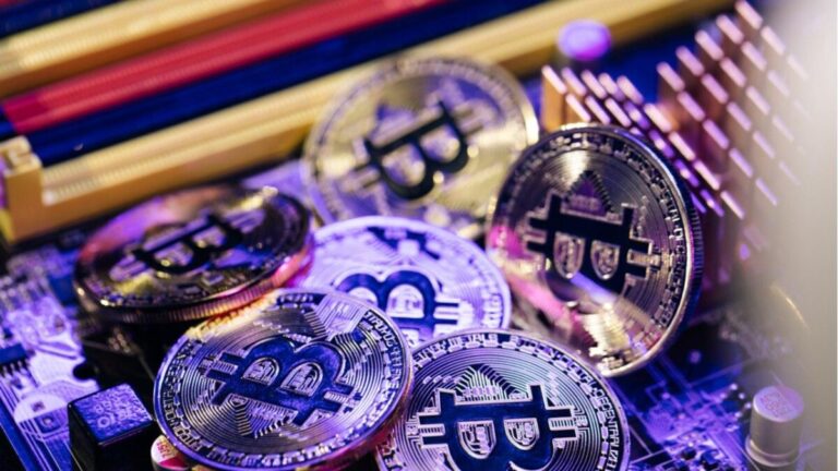 يواصل كبار أصحاب المناجم والمالكين تراكم عملات البيتكوين