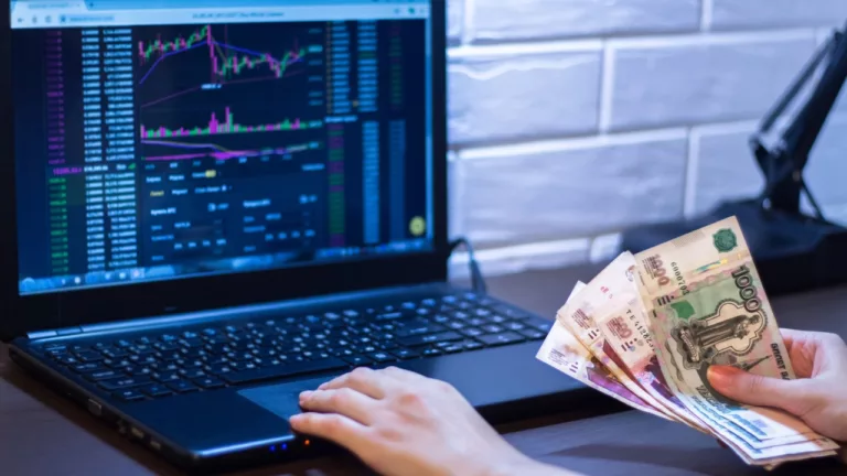يقول البنك المركزي إن الروس يدفعون رسوم المعاملات الرقمية بالروبل