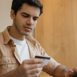 تجمد باكستان أكثر من 1000 حساب وبطاقة مستخدمة لتداول العملات المشفرة