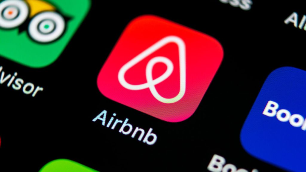 يرى الرئيس التنفيذي لــــ Airbnb حدوث ثورة في التشفير