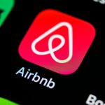 يرى الرئيس التنفيذي لــــ Airbnb حدوث ثورة في التشفير