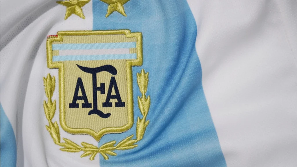 قاض يأمر اتحاد كرة القدم الأرجنتيني بإلغاء صفقة Binance