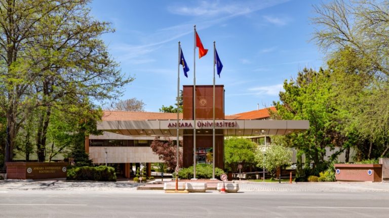 مسؤولون يحضرون أول محاضرة حول NFTs في كبرى الجامعات التركية