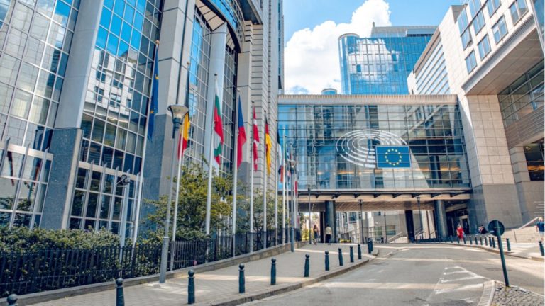 المشرعون في الاتحاد الأوروبي يتراجعون عن اللوائح التي تهدد محافظ العملات الرقمية غير المستضافة