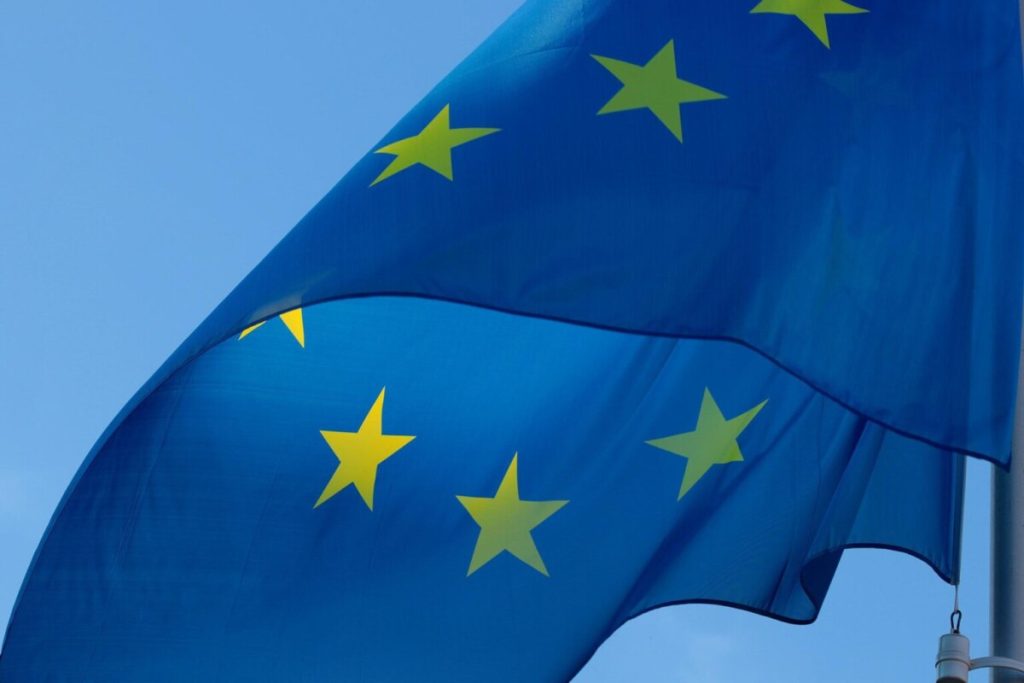 يوصي تقرير الاتحاد الأوروبي بإعادة التفكير في لائحة DeFi