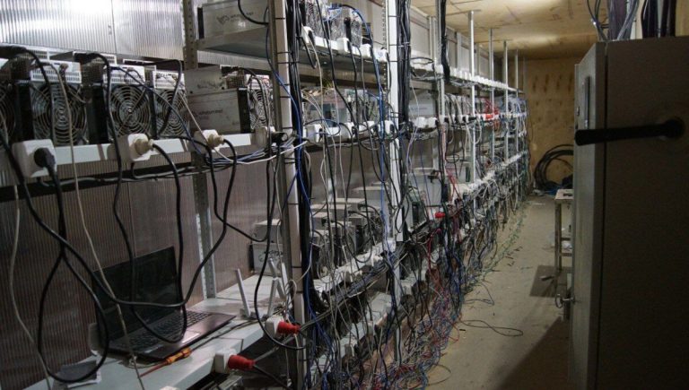 السلطات تصادر أكثر من 1500 منصة تعدين رقمية في حملة داغستان