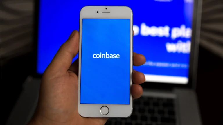 يحذر تقرير Coinbase بعض المستخدمين الروس من احتمال حظر حساباتهم