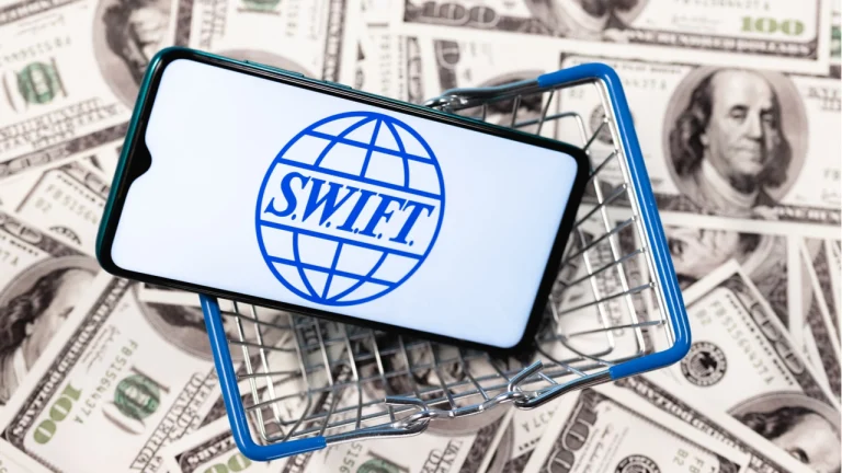 تقوم SWIFT بتجربة التقنيات اللامركزية للسماح بالترابط بين CBDC