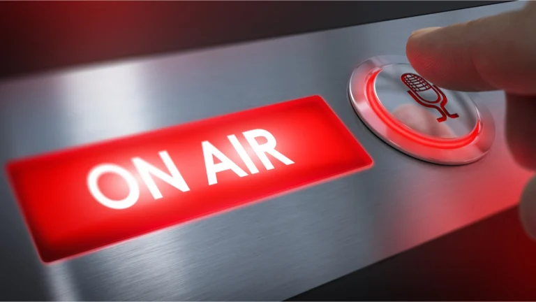 تم تعليق المذيع الإذاعي الشهير بسبب علاقاته المزعومة بعملية احتيال البيتكوين