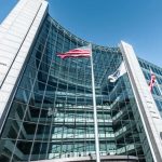 لجنة الأوراق المالية والبورصات ، والجهات التنظيمية الحكومية تتحقق من الدرجة المئوية للمقرض المشفر بشأن تجميد الحسابات