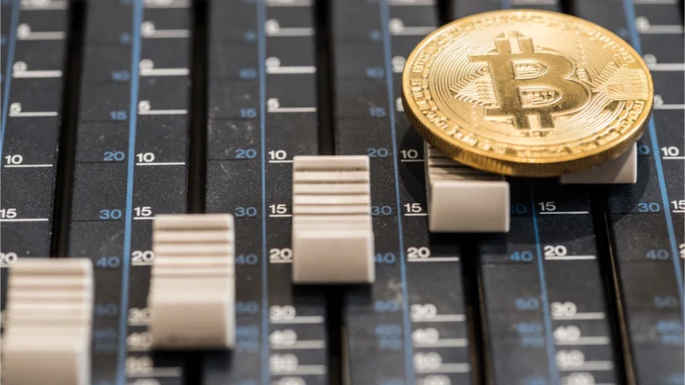 يهدد مقدم البرامج الإذاعي الجنوب أفريقي المتهم بالاحتيال في بيتكوين باتخاذ إجراء قانوني
