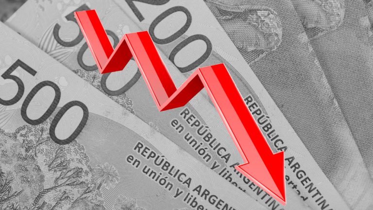 ينخفض البيزو الأرجنتيني لأدنى مستوى وسط مشاكل قانونية وسياسية