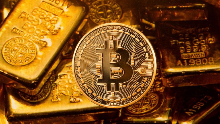 تجاوزت قيمة سوق البيتكوين تريليون دولار، وتثير توقعات حول إمكانية تفوقه على الذهب.