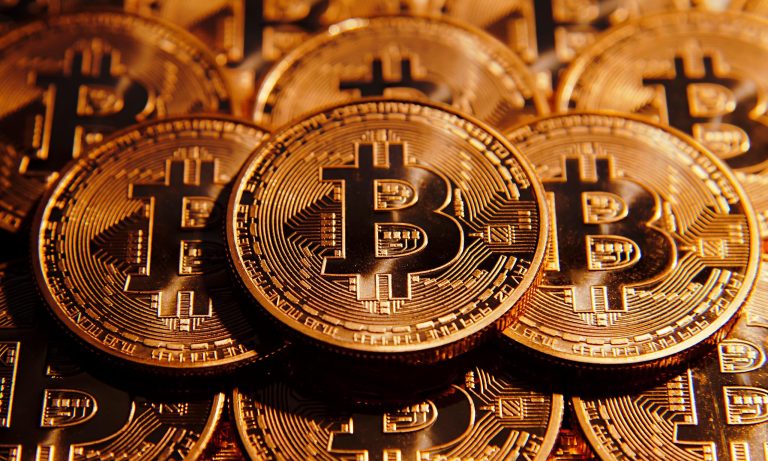 ارتفاع سعر البيتكوين إلى 52,000 دولار في ظل ارتفاع سوق ETP بقيمة 67 مليار دولار؛ هل سيختبر البيتكوين مستوى 56,000 دولار؟