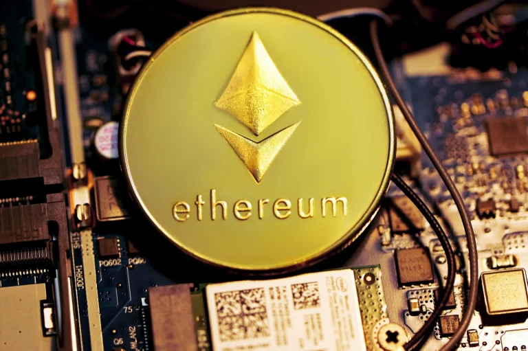 سعر الإيثيريوم يتشبث بالدعم وسط تحقيق SEC وتحول التجار