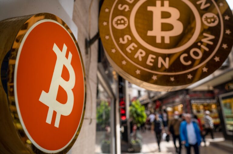 تدفقات صناديق ETFs للبيتكوين تتواصل والسعر يتراجع دون 67 ألف دولار