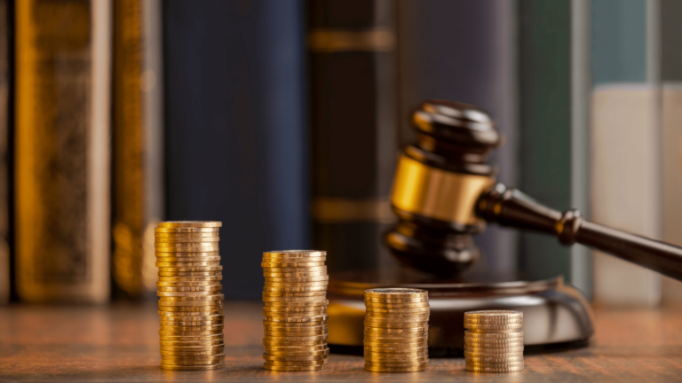 المسؤول القانوني لريبل ينتقد الSEC بسبب تنظيم العملات الرقمية وقضية XRP.