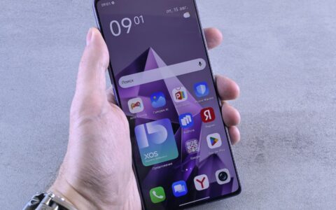 يد تحمل هاتفًا ذكيًا يعرض تطبيقات متعددة على الشاشة يرمز لمراقبة المحتوى الرقمي