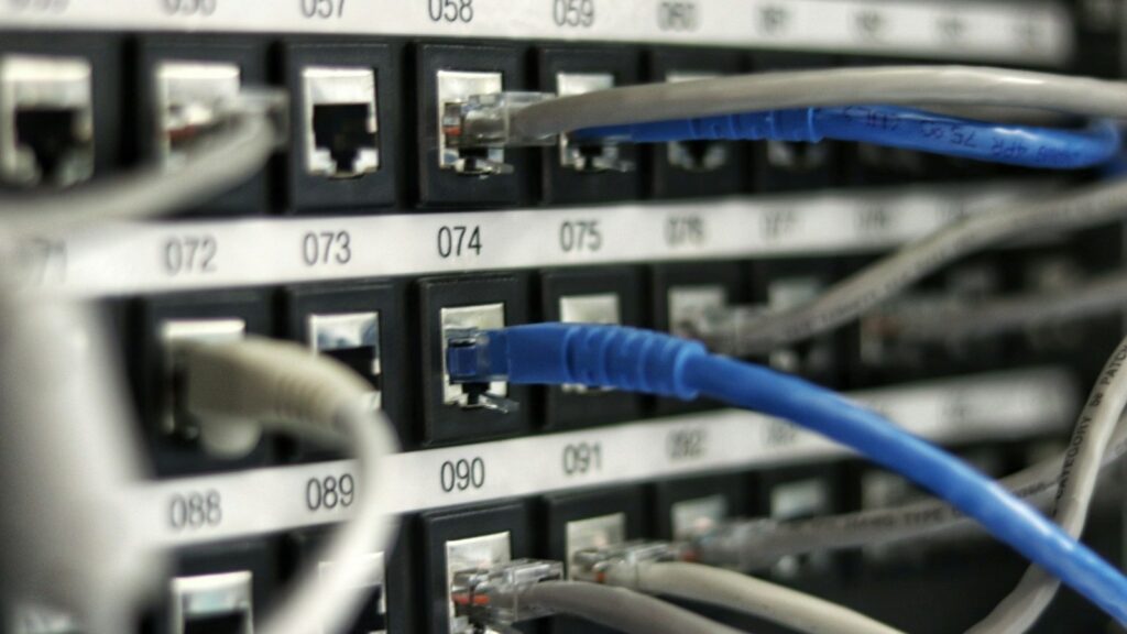 خيوط ضوئية زرقاء متشابكة تمثل شبكة رقمية موزعة سريعة