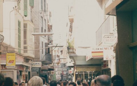 شارع تسوق قديم الطراز بلافتات متعددة يرمز لتعدد المشاركين في السوق