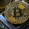 التعدين وصعوبة الشبكة: كيف تُحسب رسوم معاملات بيتكوين؟